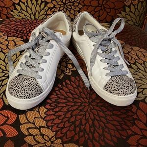 Gently worn canvas sneaker great with any outfit 🤎